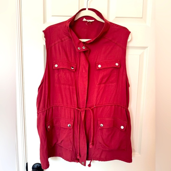 Entro Red Sleeveless Vest with Stand-Up Collar - Picture 1 of 6